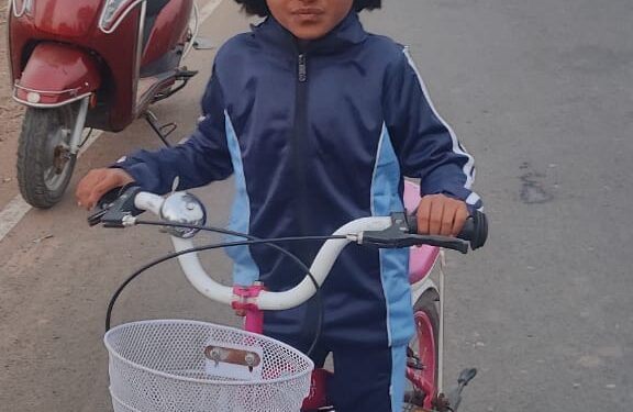 शिवराय रन मॅरेथाॅन स्पर्धेत पहीलीच्या विद्यार्थीनीने सायकलीवर पार केली पाच किमी अंतर