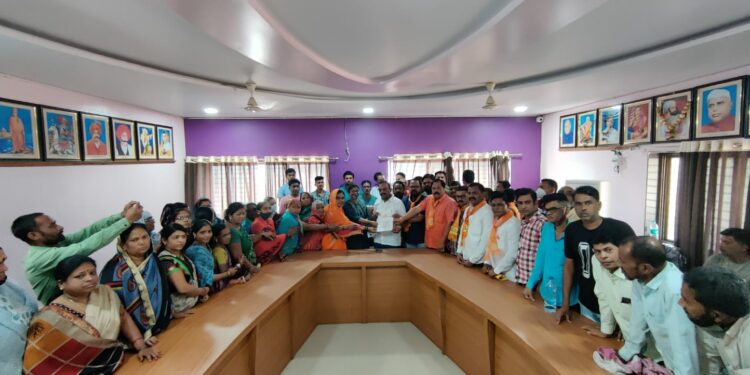 तळोदा येथील घरकूलच्या उर्वरित रक्कम लाभार्थ्यांच्या खात्यावर जमा करा : शिवसेनेची मागणी