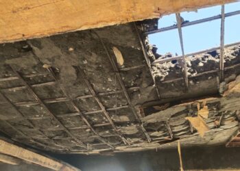 नवापूर येथे न.पा.चे काम सुरू असताना स्लॅब कोसळला, दोन जण थोडक्यात बचावले