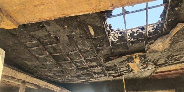 नवापूर येथे न.पा.चे काम सुरू असताना स्लॅब कोसळला, दोन जण थोडक्यात बचावले