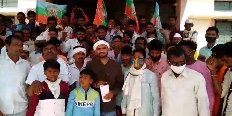 सावर्या दिगर पुलाच्या अर्धवट कामाचा जाब विचारण्यासाठी नागरिकांचा धडगाव तहसील कार्यालयाला घेराव, १० मार्चला जलसमाधीचा इशारा