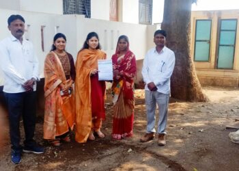 अध्यक्ष आपल्या दारी उपक्रमाअंतर्गत संजय गांधी निराधार योजनेचा लाभार्थ्याना मंजुरी पत्र घरपोच वाटप