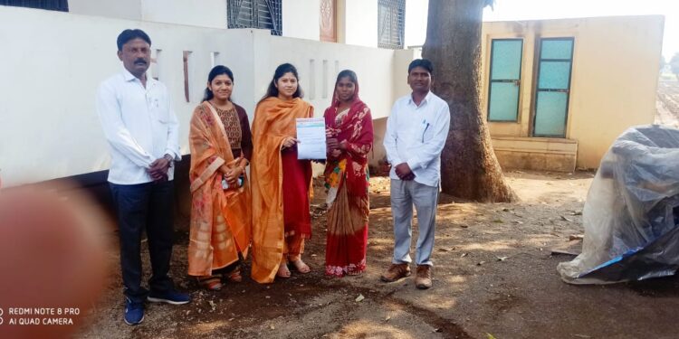 अध्यक्ष आपल्या दारी उपक्रमाअंतर्गत संजय गांधी निराधार योजनेचा लाभार्थ्याना मंजुरी पत्र घरपोच वाटप