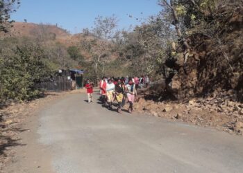 मांडवी ते तळोदा प्रकल्प कार्यालयापर्यंत ६० कि.मी. पायपीट करीत आश्रम शाळेतील विद्यार्थींनींचा विविध मागण्यांसाठी मोर्चा