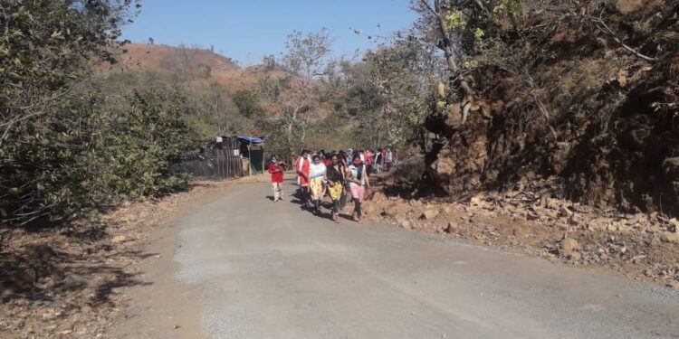 मांडवी ते तळोदा प्रकल्प कार्यालयापर्यंत ६० कि.मी. पायपीट करीत आश्रम शाळेतील विद्यार्थींनींचा विविध मागण्यांसाठी मोर्चा