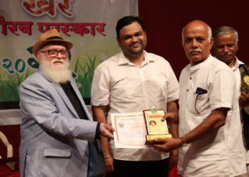 म्हसावद येथील सर्पमित्र सुधाकर पाटील यांना सर्पतज्ञ निलिमकुमार खैरे यांचा राज्यस्तरीय पुरस्काराने गौरव