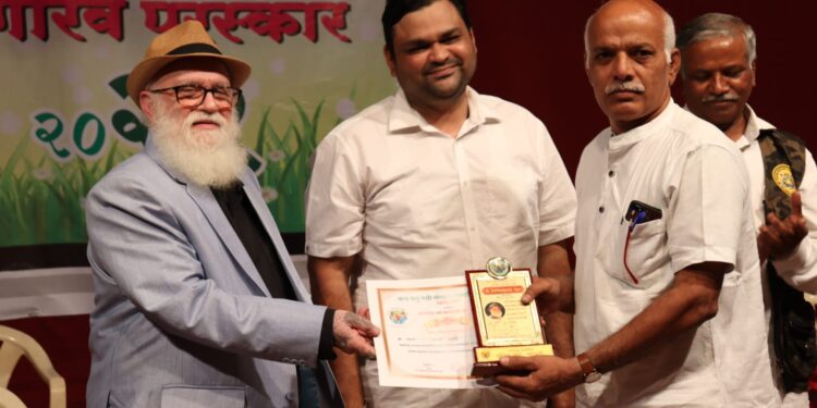 म्हसावद येथील सर्पमित्र सुधाकर पाटील यांना सर्पतज्ञ निलिमकुमार खैरे यांचा राज्यस्तरीय पुरस्काराने गौरव