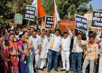 शहादा येथे नवाब मलिक यांच्यावर ईडीच्या कारवाईच्या विरोधात राष्ट्रवादीतर्फे जिल्हाध्यक्ष डॉ.अभिजित मोरे यांच्या नेतृत्वात आंदोलन