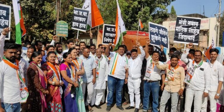 शहादा येथे नवाब मलिक यांच्यावर ईडीच्या कारवाईच्या विरोधात राष्ट्रवादीतर्फे जिल्हाध्यक्ष डॉ.अभिजित मोरे यांच्या नेतृत्वात आंदोलन