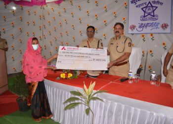 अपघातात मयत झालेल्या पोलीस कॅान्स्टेबलच्या कुटुंबियांना सहकाऱ्यांनी  दिला आर्थिक आधार, नंदुरबार पोलीस पुन्हा एकदा चर्चेत!