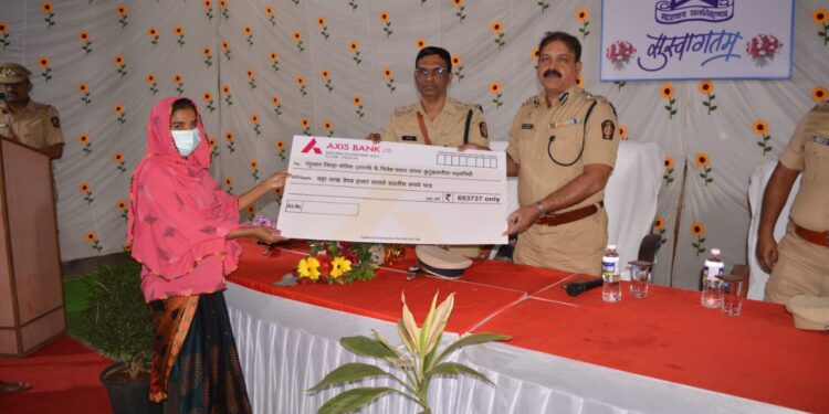 अपघातात मयत झालेल्या पोलीस कॅान्स्टेबलच्या कुटुंबियांना सहकाऱ्यांनी  दिला आर्थिक आधार, नंदुरबार पोलीस पुन्हा एकदा चर्चेत!