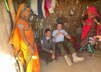 मित्राच्या लग्नाला आलेल्या विदेशी पाहुण्यांची धूम, आदिवासी संस्कृतीशी झाले एकरूप