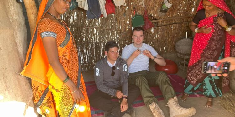 मित्राच्या लग्नाला आलेल्या विदेशी पाहुण्यांची धूम, आदिवासी संस्कृतीशी झाले एकरूप