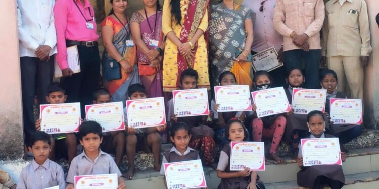 बोराळे येथे अवंतीका फाऊंडेशन शहादातर्फे  वत्कृत्व व निबंध स्पर्धेच्या विजेत्या विद्यार्थ्यांचा गुणगौरव