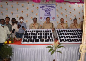 पोलीस दलाची कारवाई : नाशिक विभागाचे पोलीस उपमहानिरीक्षक डॉ. बी. जी. शेखर पाटील यांच्या हस्ते २२ लॅपटॉप व ११० मोबाईल मूळ मालकांना केले परत