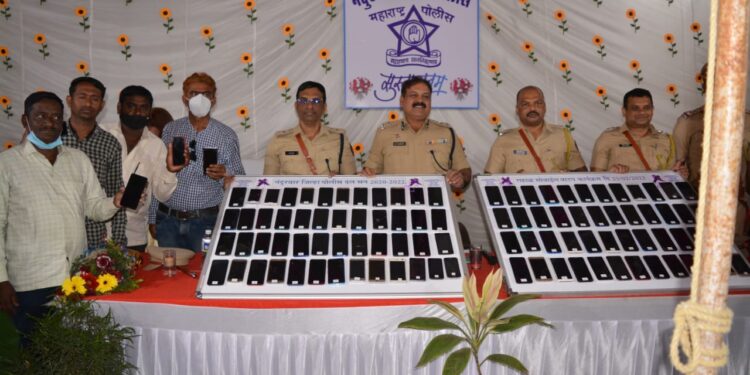 पोलीस दलाची कारवाई : नाशिक विभागाचे पोलीस उपमहानिरीक्षक डॉ. बी. जी. शेखर पाटील यांच्या हस्ते २२ लॅपटॉप व ११० मोबाईल मूळ मालकांना केले परत