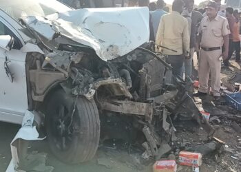 खांडबारा नजीक कार व टेम्पोचा भीषण अपघात सहा जण जखमी