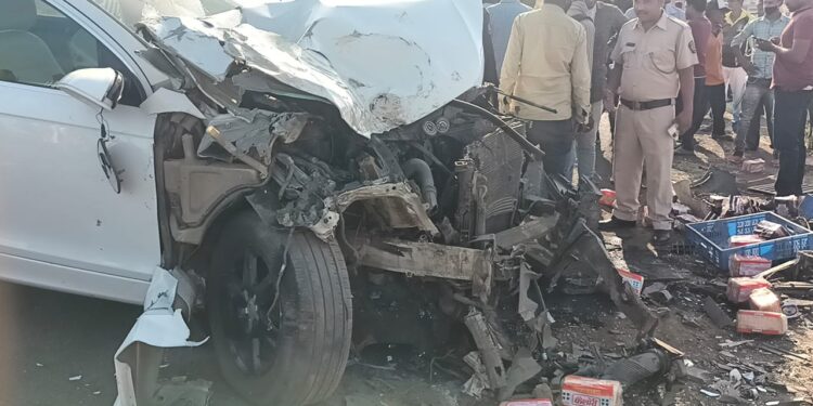 खांडबारा नजीक कार व टेम्पोचा भीषण अपघात सहा जण जखमी