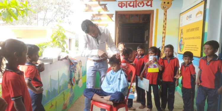 बोरवण शाळेचे आदर्श शिक्षक दिलीप गावित यांचा अनोखा उपक्रम