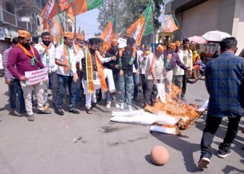 नंदुरबार येथे भाजपातर्फे देशद्रोही दाऊद इब्राहिम पुतळ्याचे दहन