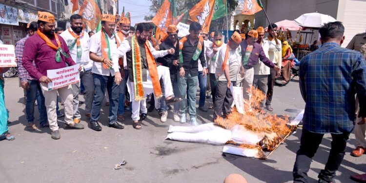 नंदुरबार येथे भाजपातर्फे देशद्रोही दाऊद इब्राहिम पुतळ्याचे दहन