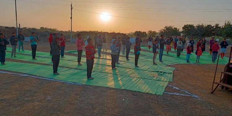 श्री.स्वामी समर्थ सेवा केंद्र नंदुरबारतर्फे सूर्यनमस्कार शिबीरात 41 बालक सहभागी