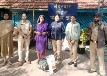 नंदूरबार पोलिसांनी संवेदनशीलता दाखवत आदिवासी महिलेला सुखरूप नातेवाईकांच्या केले स्वाधीन