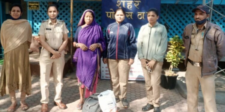 नंदूरबार पोलिसांनी संवेदनशीलता दाखवत आदिवासी महिलेला सुखरूप नातेवाईकांच्या केले स्वाधीन