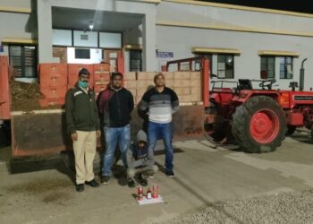पुष्पाच्या पावलावर पाऊल टाकत ट्रॅक्टर मध्ये शेणखतातून दारूची तस्करी करणाऱ्या लखनला पोलीसांनी पकडले रंगेहाथ