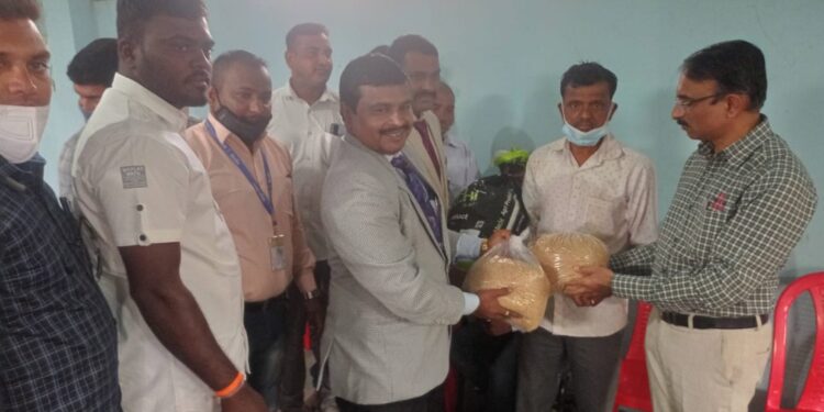 उमर्दे ग्रामपंचायतीकडून अप्पर जिल्हाधिकार्यांच्या उपस्थितीत दिव्यांगाना ५ टक्के निधीतून लाभाचे वाटप