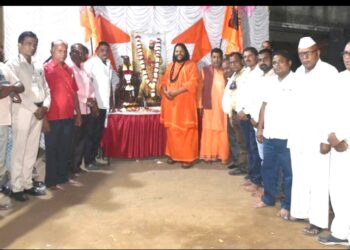 शिवजन्मोत्सवानिमित्त माळीवाड्यात पंचअग्नी आखाडा महामंत्री सोमेश्‍वरनंदजी बाबा यांच्या हस्ते शिवपूजन