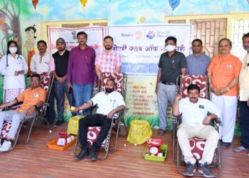 रोटरी क्लब नंदनगरीतर्फे रक्तदान शिबिर २८ शिक्षक-शिक्षिका दात्यांचे रक्तदान