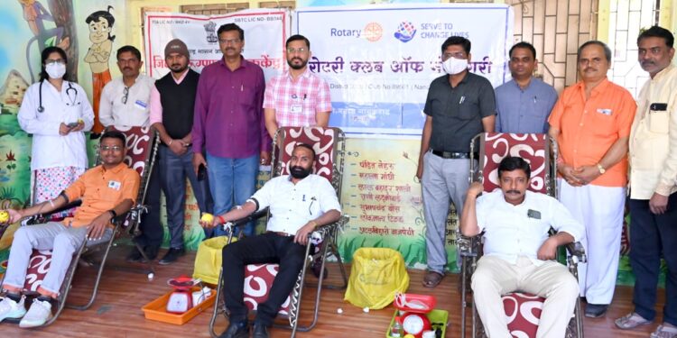 रोटरी क्लब नंदनगरीतर्फे रक्तदान शिबिर २८ शिक्षक-शिक्षिका दात्यांचे रक्तदान