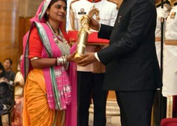 सोशल मीडियावर होतोय शुभेच्छांचा वर्षाव:  उषाबेन दिनेशभाई वसावा यांना राष्ट्रपती श्री.रामनाथ गोविंद यांच्या हस्ते नारी शक्ती पुरस्कार प्रदान