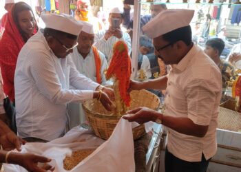 भरत गावित यांनी  वडखुट (चिंचपाडा ) येथील भव्य-दिव्य मंदिरास आई याहा मोगी मातेची मूर्ती केली भेट