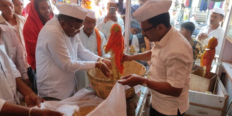 भरत गावित यांनी  वडखुट (चिंचपाडा ) येथील भव्य-दिव्य मंदिरास आई याहा मोगी मातेची मूर्ती केली भेट