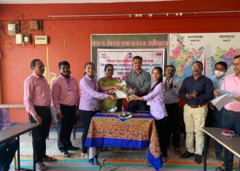 नंदूरबार येथील एस.ए. मिशनमध्ये झालेल्या वादविवाद स्पर्धेत निलाक्षी मिश्रा व श्रुती पवार प्रथम