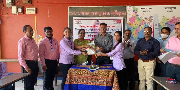 नंदूरबार येथील एस.ए. मिशनमध्ये झालेल्या वादविवाद स्पर्धेत निलाक्षी मिश्रा व श्रुती पवार प्रथम