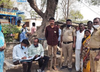 चक्क पोलिस बंदोबस्तात घरकुल लाभार्थ्यांचे होत आहे सर्वेक्षण
