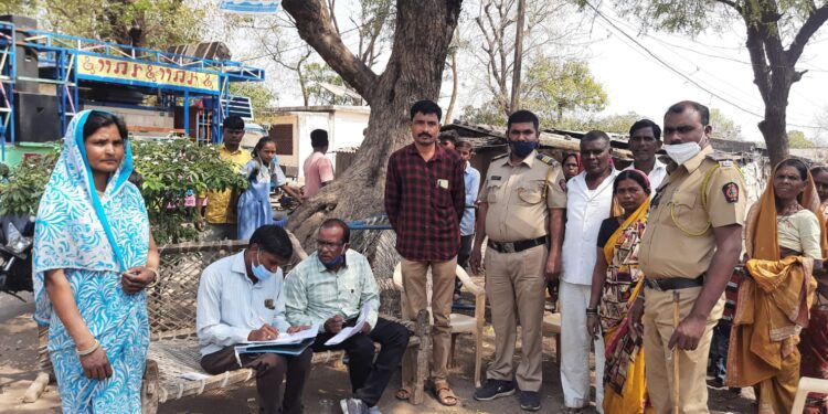 चक्क पोलिस बंदोबस्तात घरकुल लाभार्थ्यांचे होत आहे सर्वेक्षण