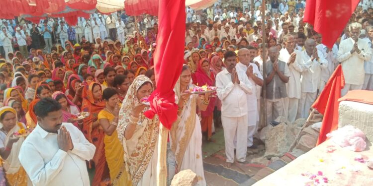 रावलापानी येथे ब्रिटिशांच्या गोळीबारात शहीद झालेल्या आदिवासी शहिदांना श्रद्धांजली वाहून हजारोंनी नागरिकांनी जागविल्या त्यांच्या स्मृती