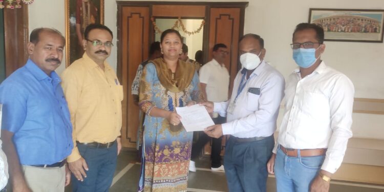 डायट संस्थेच्या प्रलंबित वेतन बाबत खासदार डॉ.हिना गावीत यांना निवेदन