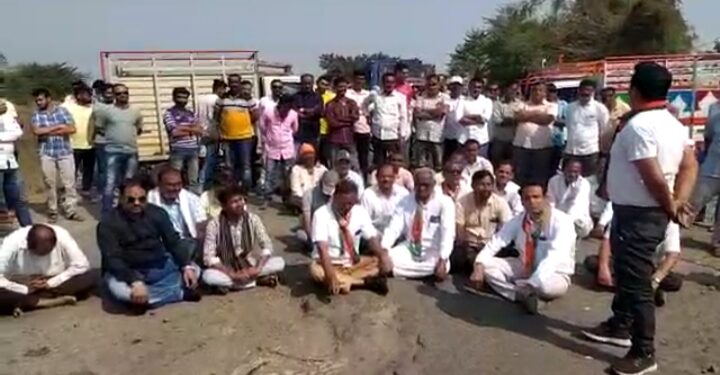 आंदोलनाला यश : सुसरी धरण वळण रस्त्यावर  शेतकऱ्यांचा रस्ता दुरूस्तीसाठी केला चक्का जाम, संबंधित विभागाकडून दखल रस्ता दुरूस्तीला सुरुवात