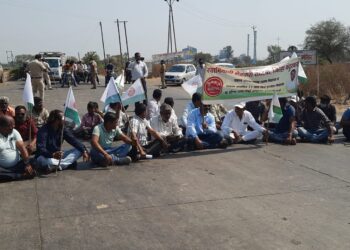 नंदुरबार जिल्हयातील शेतकऱ्यांना दिवसा 12 तास अखंडीत विज पुरवठा द्यावा या मागणीसाठी स्वभिमानी शेतकरी संघटनेतर्फे रास्ता रोको