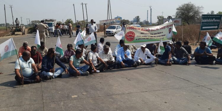 नंदुरबार जिल्हयातील शेतकऱ्यांना दिवसा 12 तास अखंडीत विज पुरवठा द्यावा या मागणीसाठी स्वभिमानी शेतकरी संघटनेतर्फे रास्ता रोको