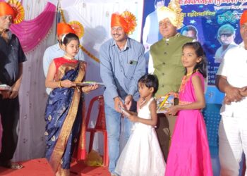 जयपालसिंह रावल यांचा हस्ते गरजू विद्यार्थ्यांना शैक्षणिक साहित्य वाटप