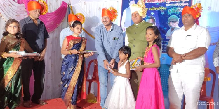 जयपालसिंह रावल यांचा हस्ते गरजू विद्यार्थ्यांना शैक्षणिक साहित्य वाटप