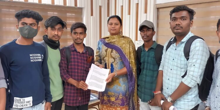 फार्मसी कौन्सिल ऑफ इंडियाने लाववेल्या एक्झिट एक्झाम टेस्ट विरोधात विद्यार्थ्यांनी आंदोलनाचा पवित्रा