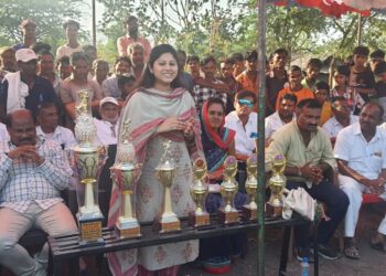 खेळाकडे मनोरंजनाच्या दृष्टीने न बघता करिअर म्हणून विकसित करावे : जि. प.अध्यक्षा ॲड.सीमा वळवी, चांदसैली येथे बक्षिस वितरण