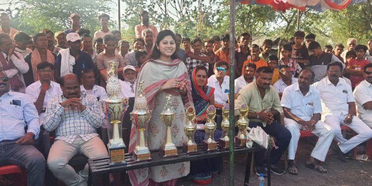 खेळाकडे मनोरंजनाच्या दृष्टीने न बघता करिअर म्हणून विकसित करावे : जि. प.अध्यक्षा ॲड.सीमा वळवी, चांदसैली येथे बक्षिस वितरण